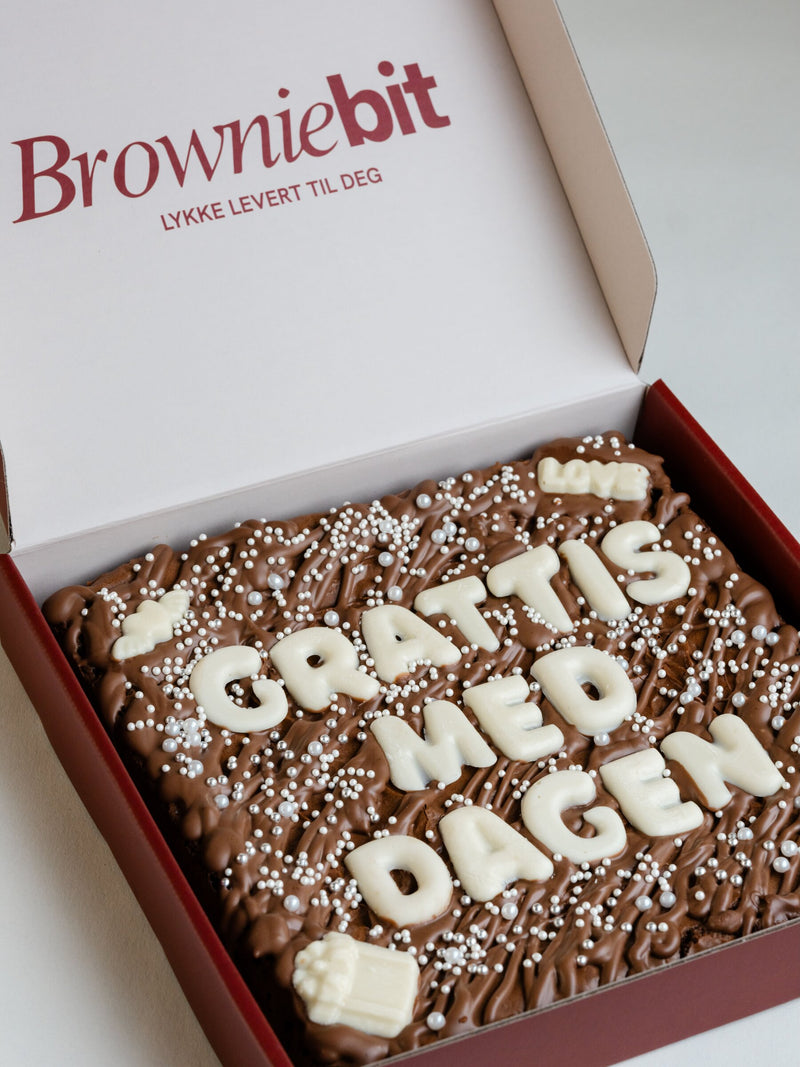 Håndlaget bursdagsbrownie med «Grattis med dagen» i Browniebit-gaveeske