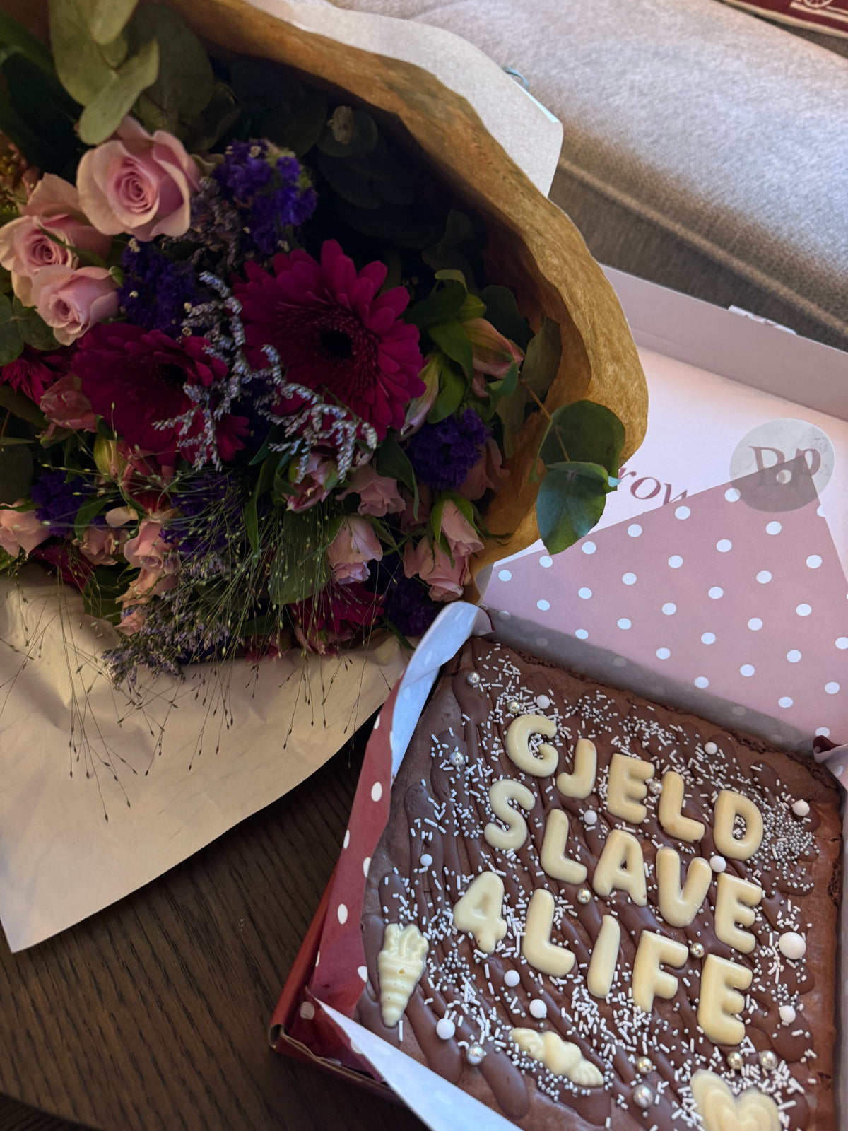 Personlig brownie med tekst og blomsterbukett – perfekt personlig gave