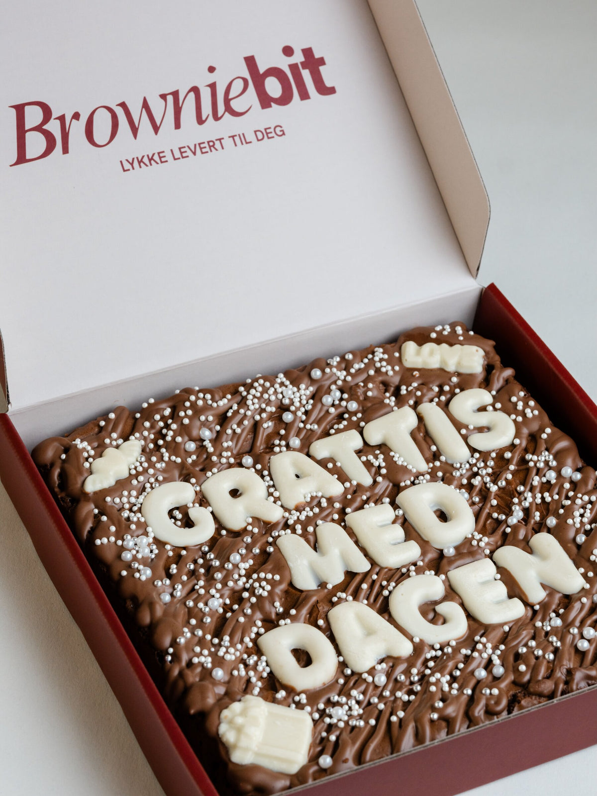 Håndlaget bursdagsbrownie med «Grattis med dagen» i Browniebit-gaveeske