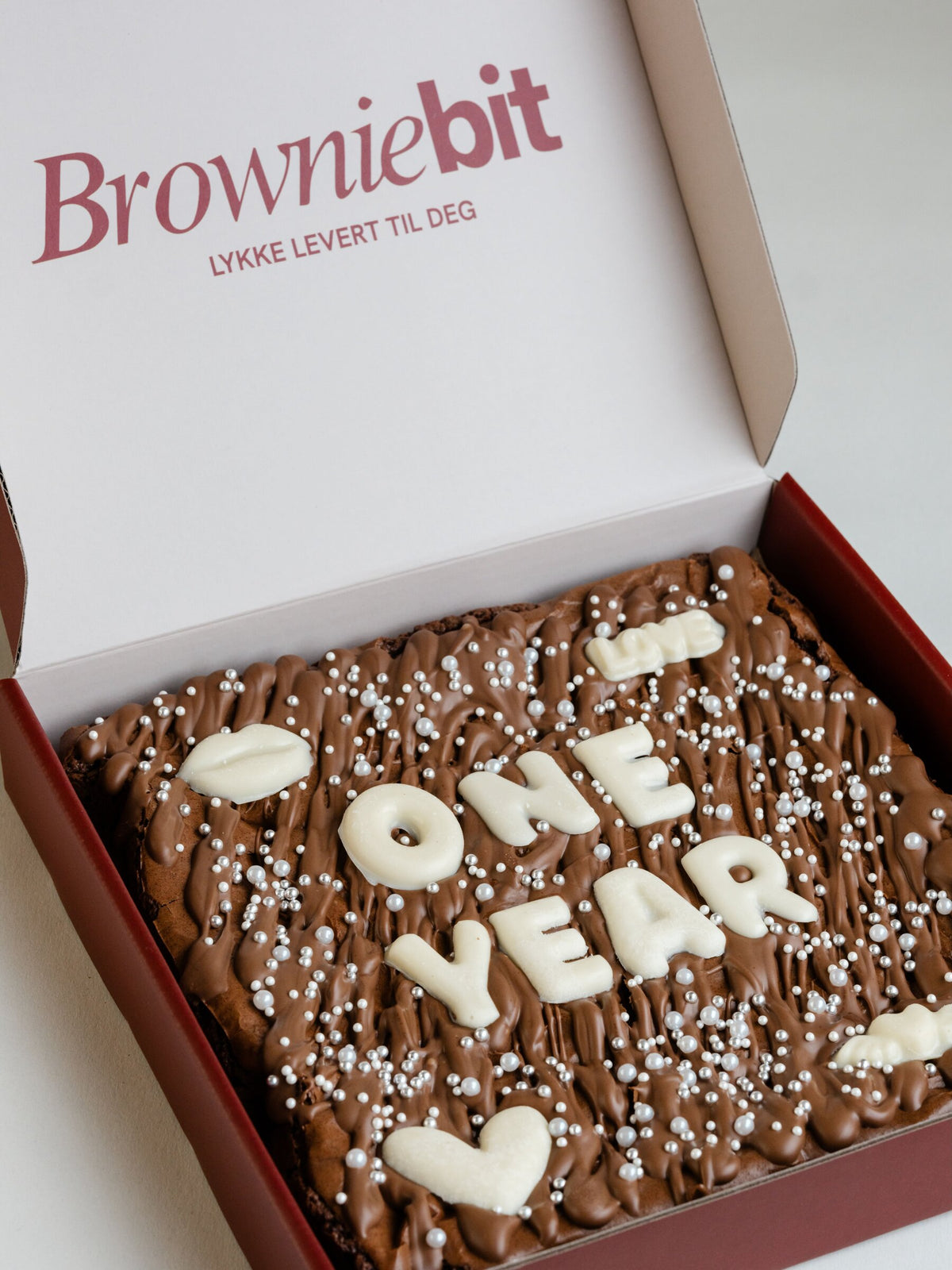 Personlig jubileumsbrownie med «One Year» og hjerter i Browniebit-eske
