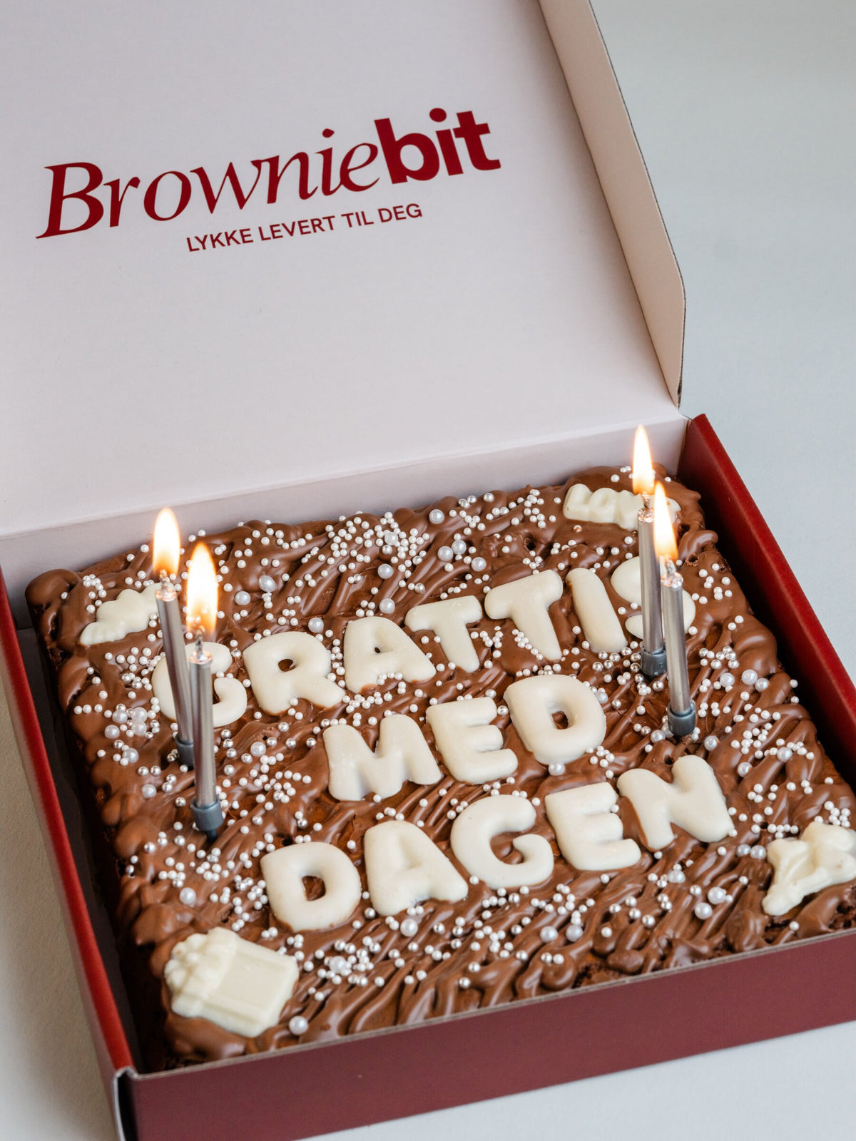Personlig bursdagsbrownie med «Grattis med dagen» og tente lys i Browniebit-gaveeske