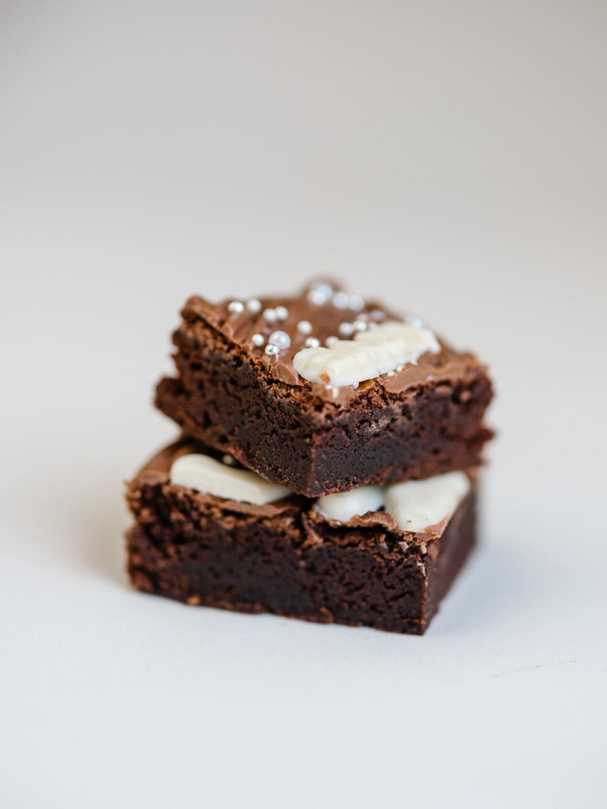 Saftige hjemmelagde brownies stablet, med sjokolade og hvit sjokolade