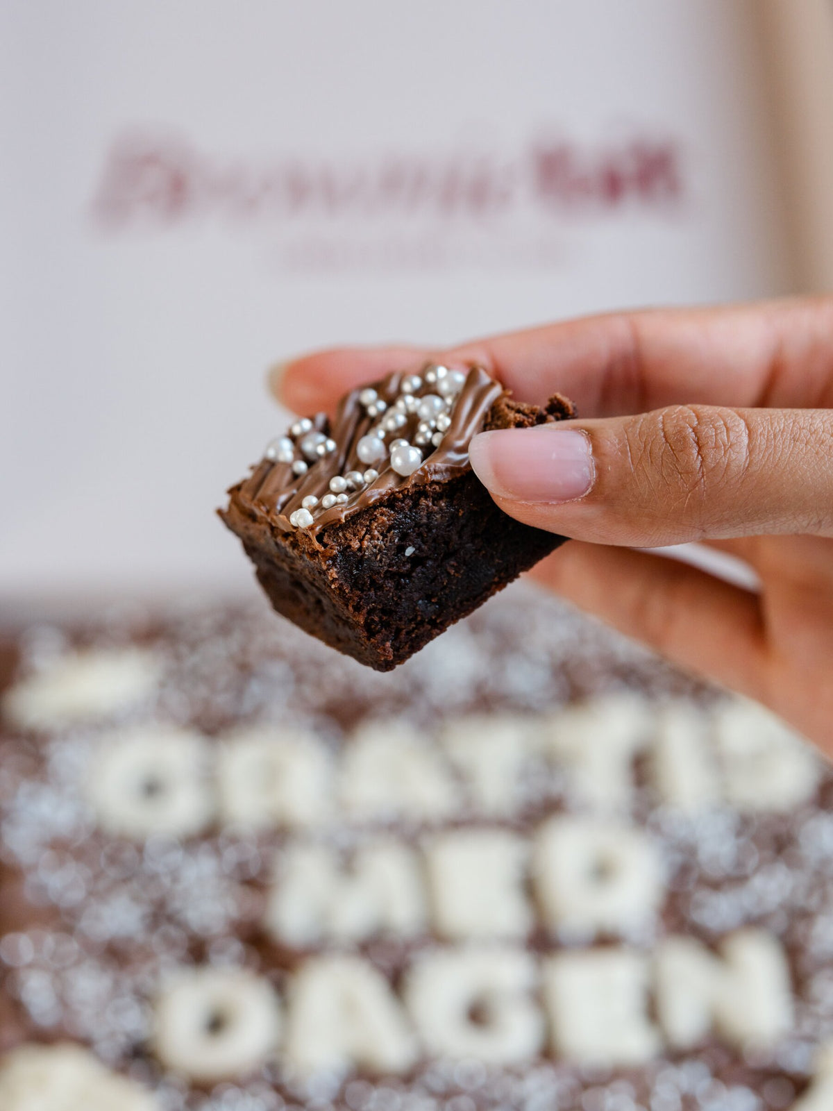 Fudgy brownie-bit med sjokolade og sølvperler, håndlaget av Browniebit