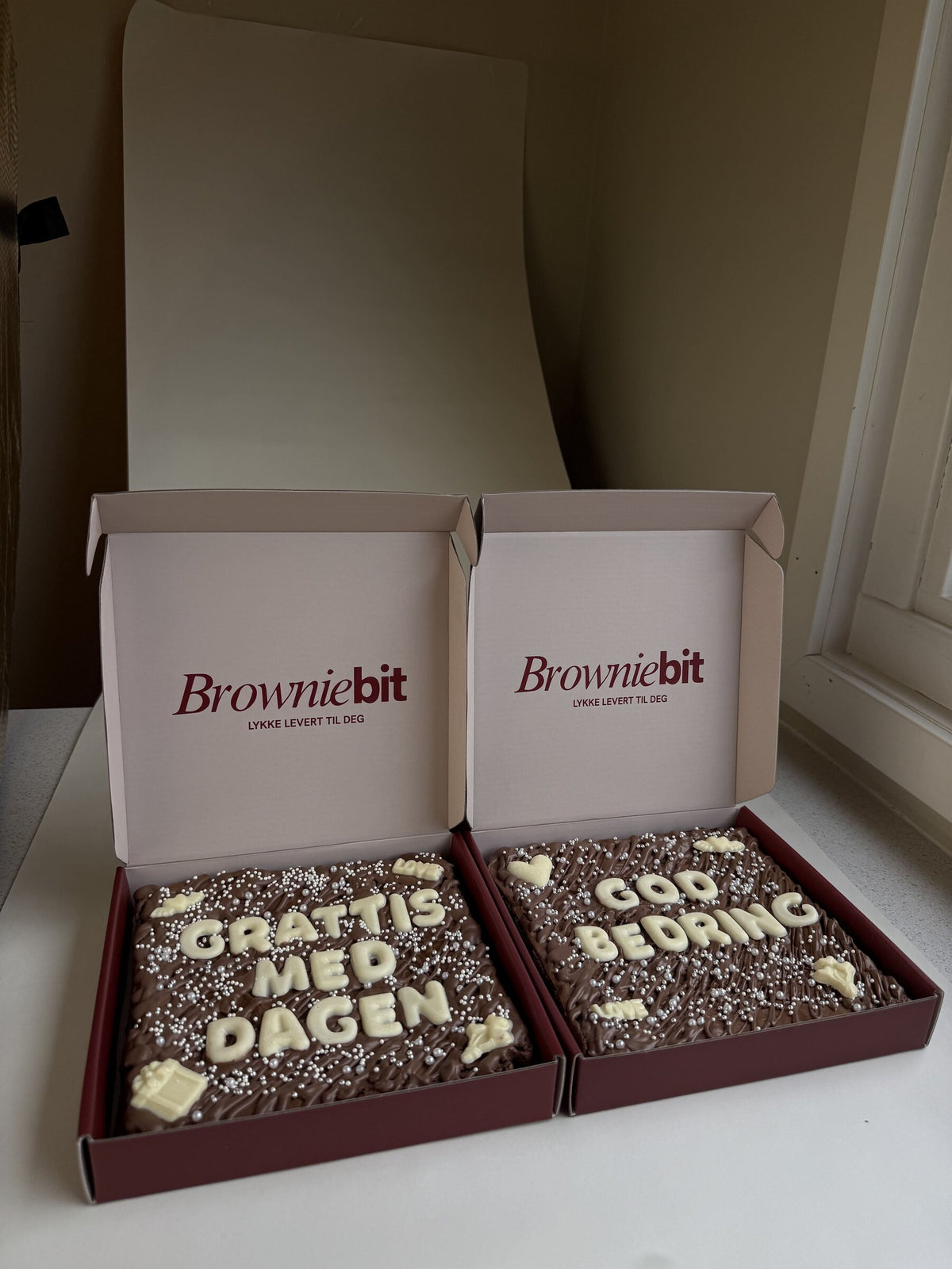 To personlige brownies med tekst – «Grattis med dagen» og «God bedring» i Browniebit-esker